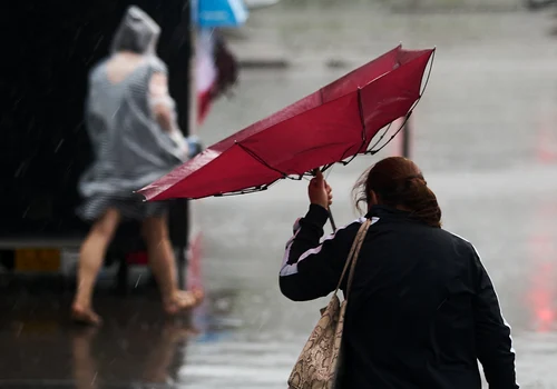 Meteo - vremea - ploi si vant - femeie cu umbrela FOTO Shutterstock 