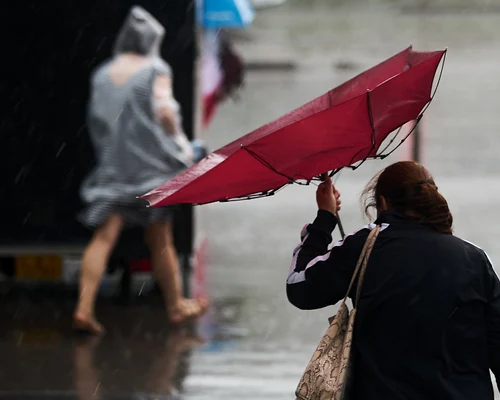 Meteo - vremea - ploi si vant - femeie cu umbrela FOTO Shutterstock 