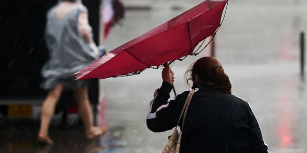 Meteo - vremea - ploi si vant - femeie cu umbrela FOTO Shutterstock 