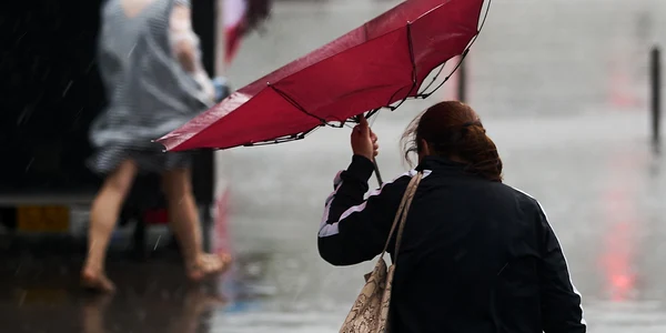 Meteo - vremea - ploi si vant - femeie cu umbrela FOTO Shutterstock 