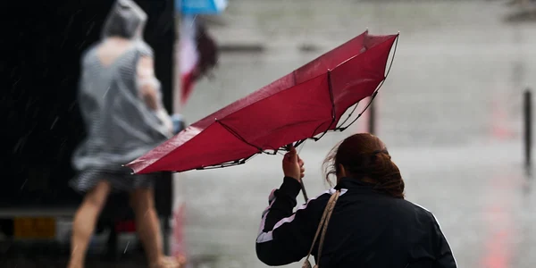 Meteo - vremea - ploi si vant - femeie cu umbrela FOTO Shutterstock 
