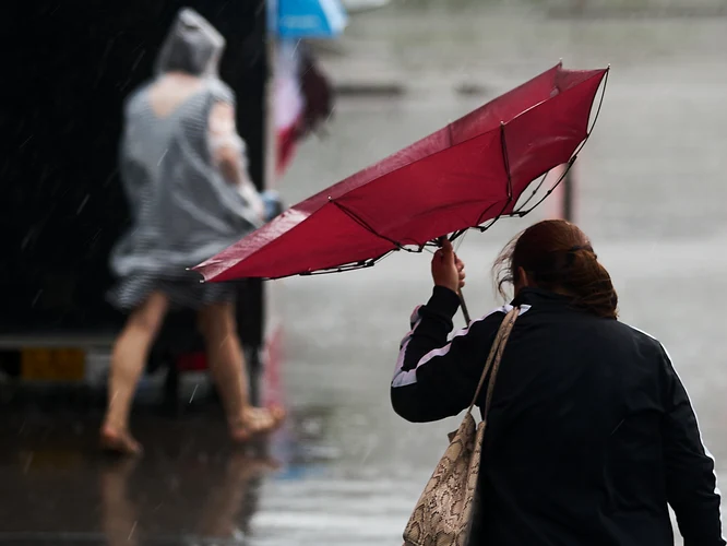 Meteo - vremea - ploi si vant - femeie cu umbrela FOTO Shutterstock 