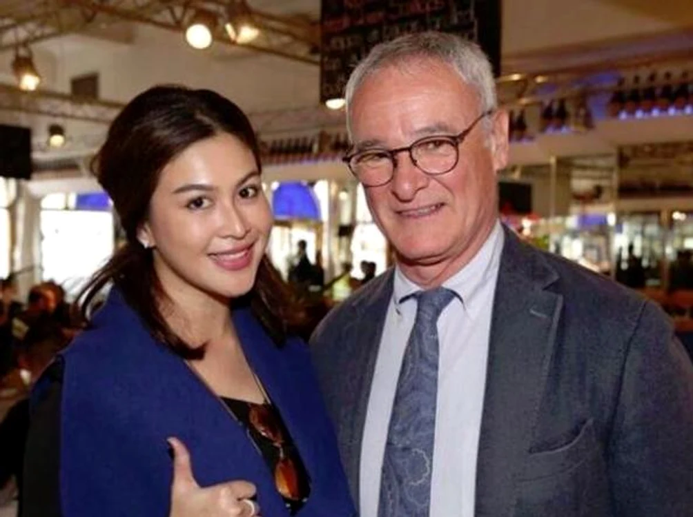 
    Nursara, alături de antrenorul Claudio Ranieri cu care Leicester City a câştigat titlul în Angliei  