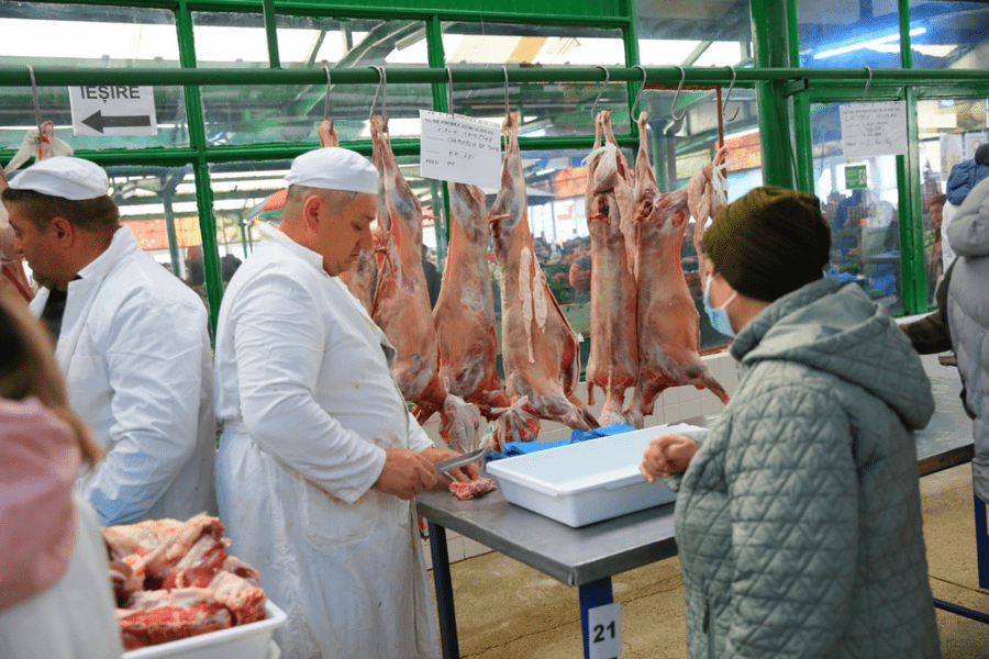 Țeapă luată la cumpărarea cărnii de miel, în piața din Mangalia. „Vă avertizez să fiți atenți”