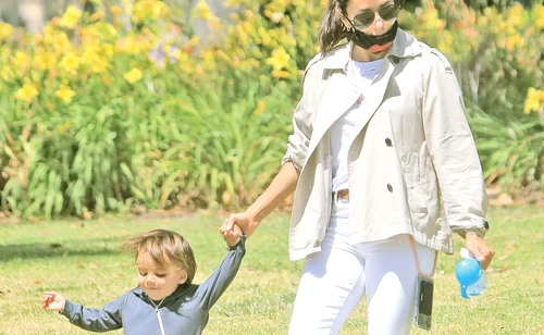 Eva Longoria a fost fotografiată împreună cu micuţul Santiago într-un parc din Los Angeles