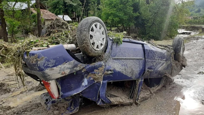 Maşină luată de ape în urma unei viituri la Goleşti - Vâlcea Foto Gaby Henning