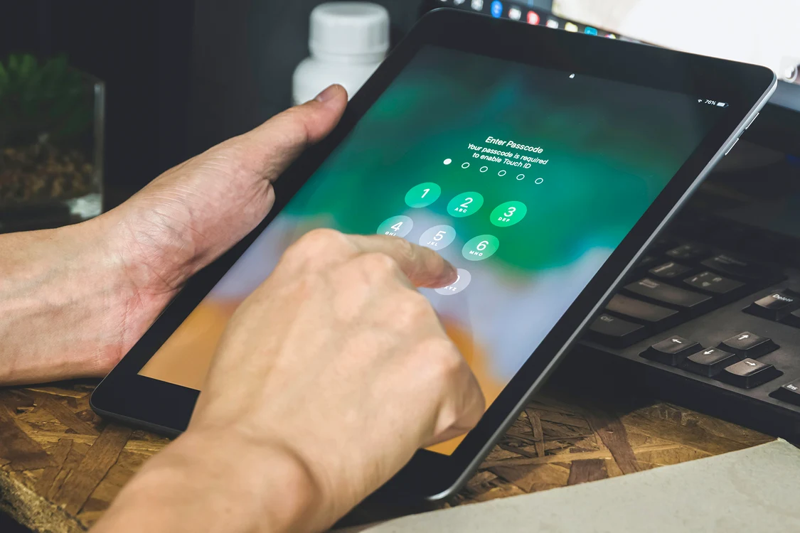 Cineva încearcă să ghicească parola de acces pe o tabletă