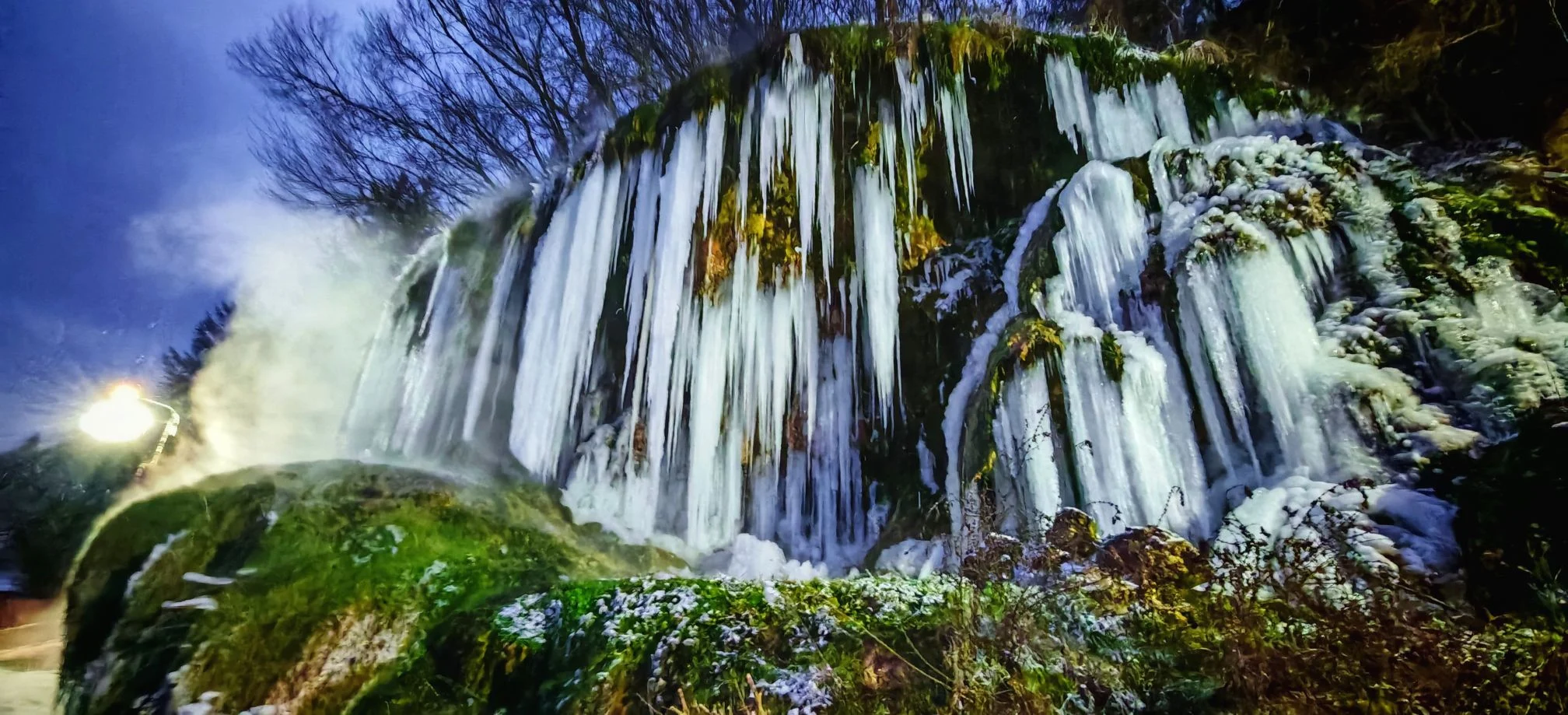 Imagini spectaculoase cu Cascada Toplița, care a înghețat complet. Spectacol rar creat de ger și apele termale