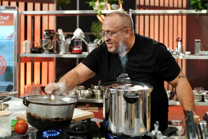 Florin Nistor, șofer de tir, a pregătit borș de cocoș FOTO: ProTV/FB