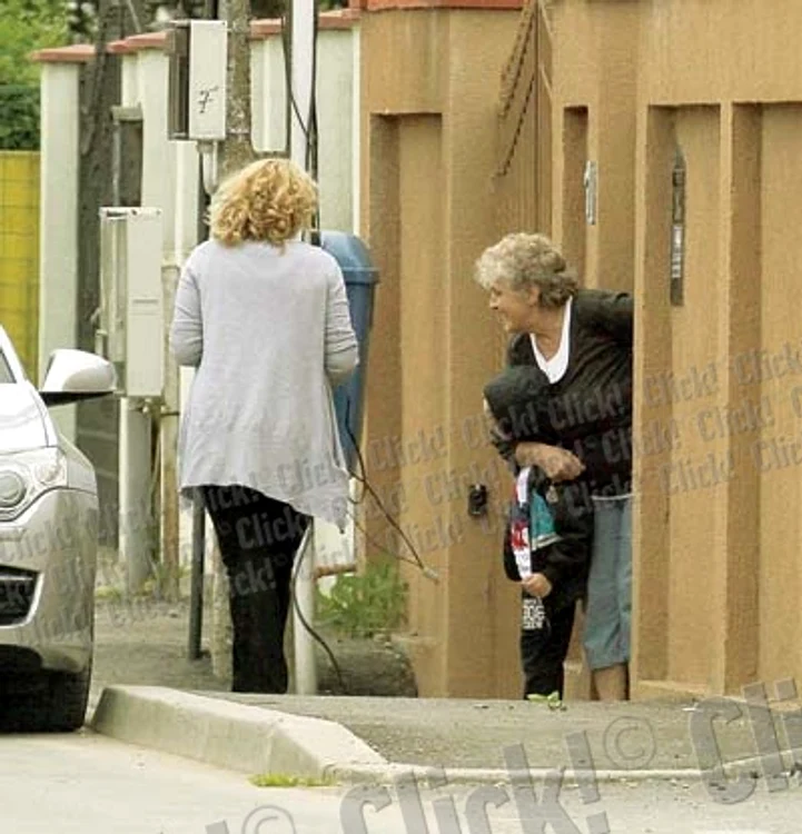 12 Mai: Blonda lui Petru  Mircea îl aduce  acasă pe băiatul  Mădălinei Manole (Fotografii: Blitz)