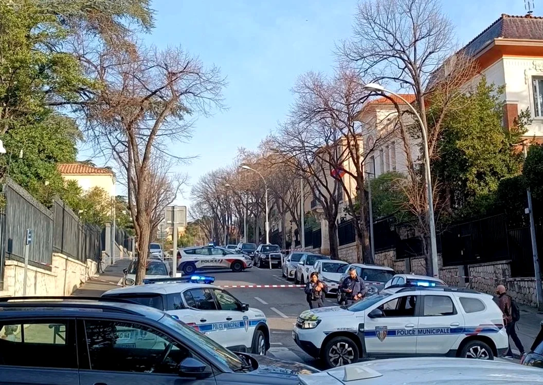 Accesul către consulat a fost blocat de poliţiştii francezi. Foto X
