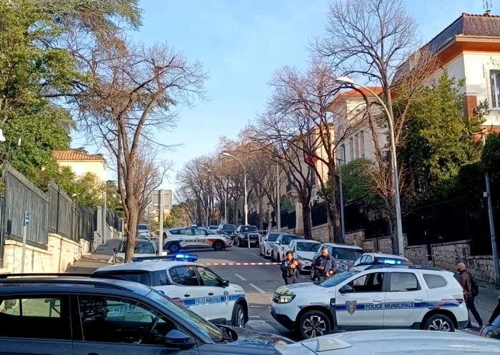 Accesul către consulat a fost blocat de poliţiştii francezi. Foto X
