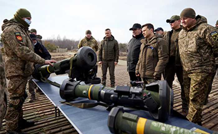 Preşedintele Volodimir Zelenski, în mijlocul soldaţilor ucraineni. Foto: EPA-EFE