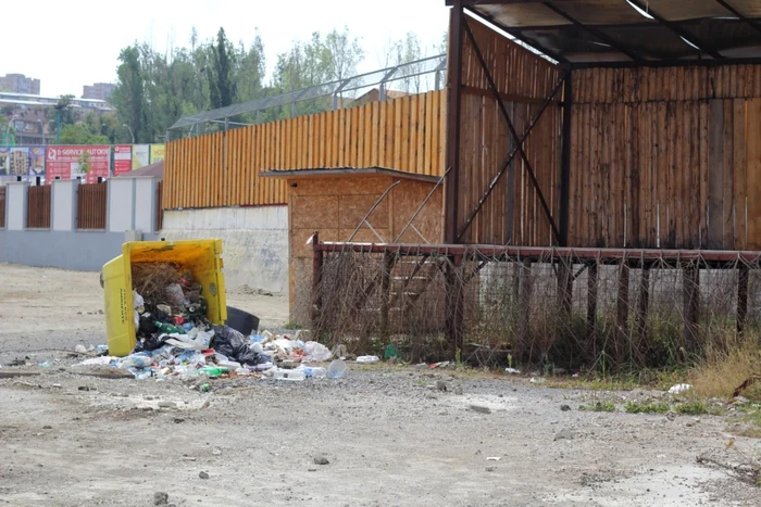 Zona Ştrandului Corvina rămâne sufocată de gunoaie. FOTO: Daniel Guţă.