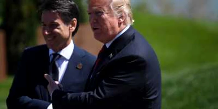 Donald Trump (dreapta) şi Giuseppe Conte dând mâna la Charlevoix, în Canada FOTO EPA-EFE
