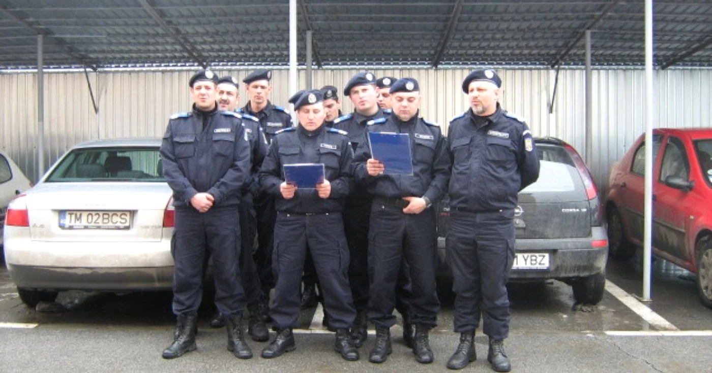 Jandarmii colindători în curtea Poliţiei Comunitare