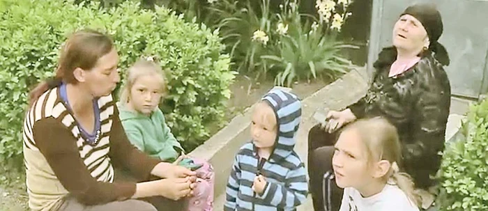 Oltencele s-au adunat la poartă să discute despre alegeri