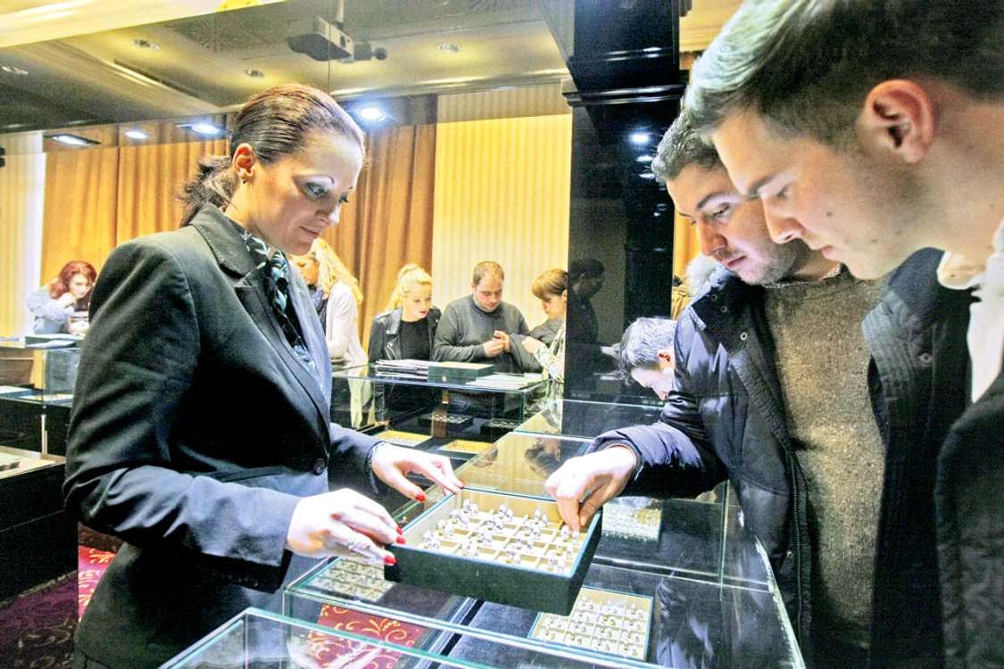 Domnii au studiat cu atenţie verighetele