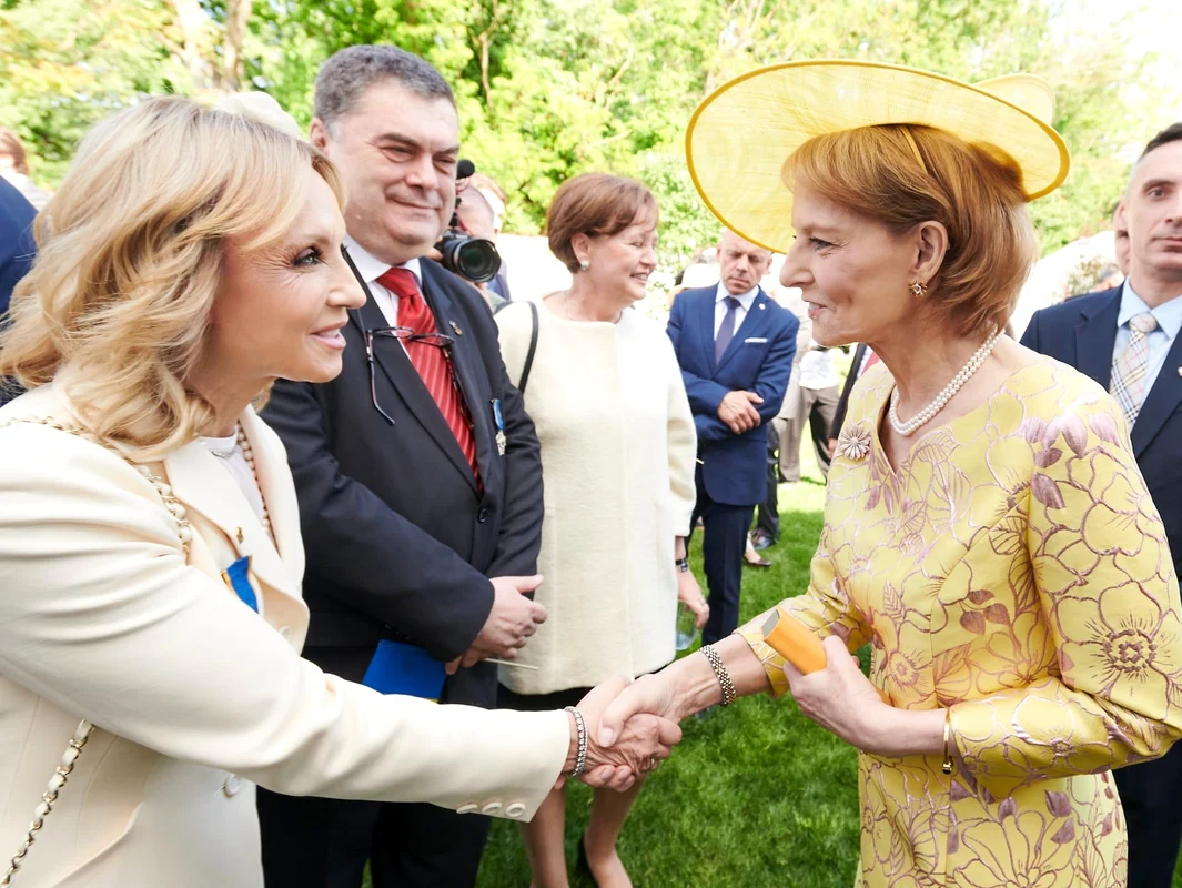 Camelia Șucu la garden party-ul regal. FOTO: Instagram