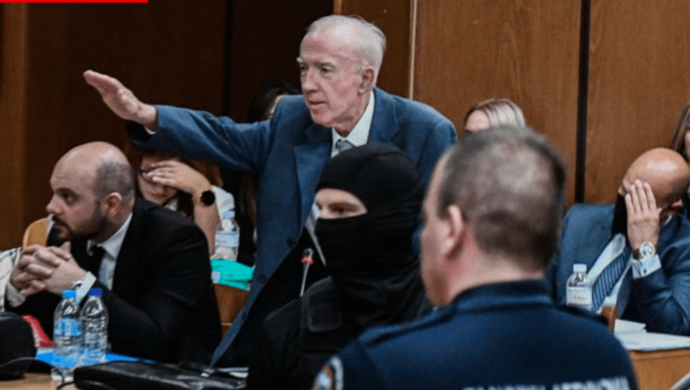 Salut nazist făcut de un avocat al extremiștilor greci din partidul Zorii Aurii, la proces