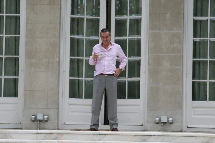lui Gigi Becali îi place să se umfle în pene