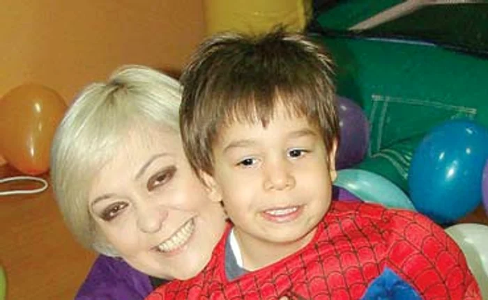 Solista este mai mereu în parc, alături de copiii ei