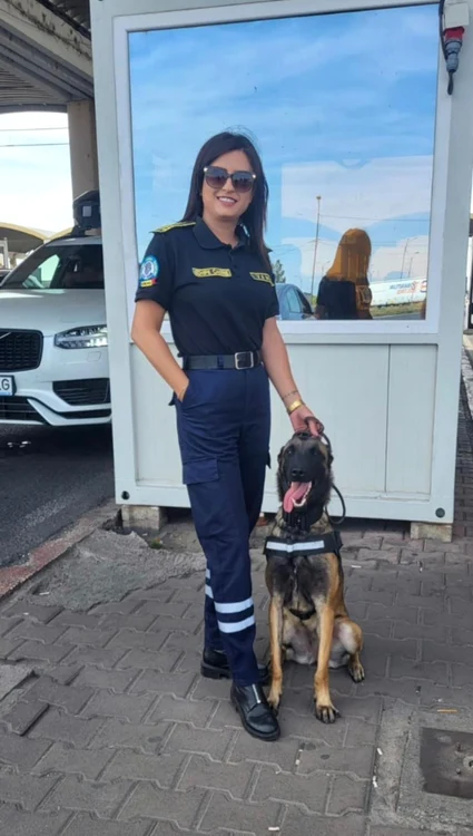 Câinele Kaya și agentul vamal care îl însoțește