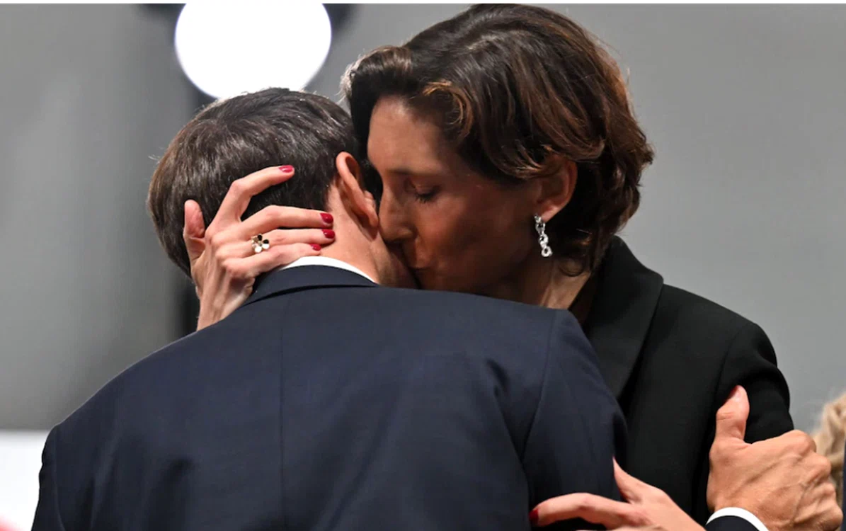 Emmanuel Macron, sărutat de ministrul sportului. Foto: The Guardian