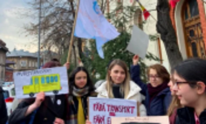 Asociaţia Elevilor din Constanţa la Ministerul Educaţiei - protest educaţie navetă şcolară Sursa AEC