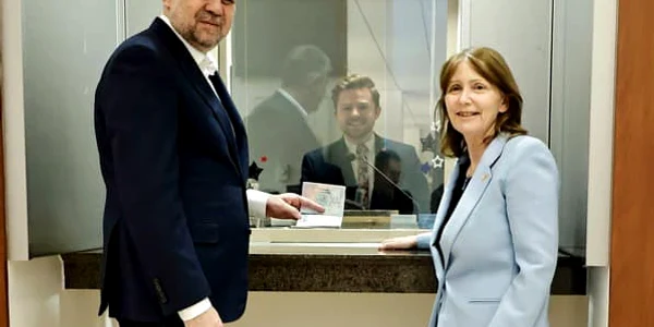 Premierul Marcel Ciolacu alături de ambasadoarea SUA, Kathleen Kavale jpg