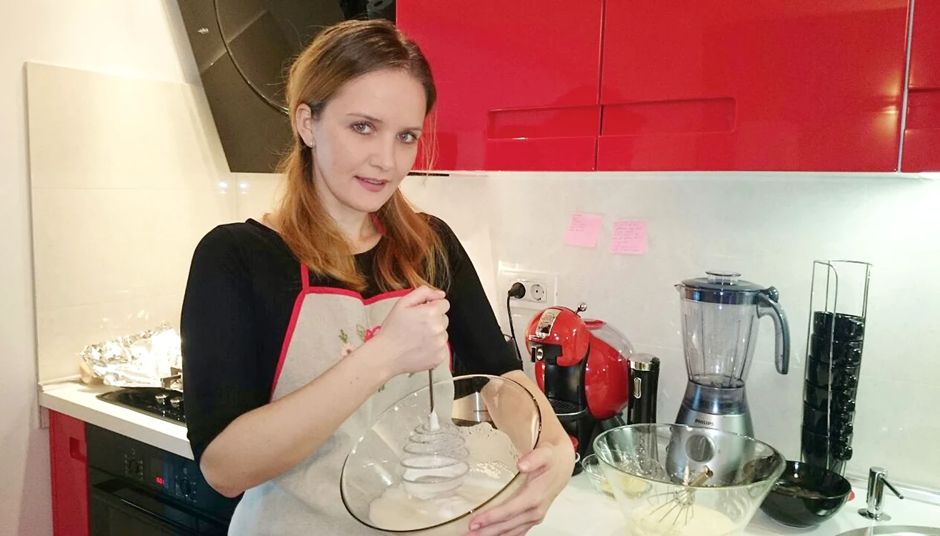
    La servire, laptele de pasăre se poate decora cu sos de caramel sau de ciocolată  