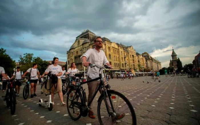 Dominic pe bicicletă