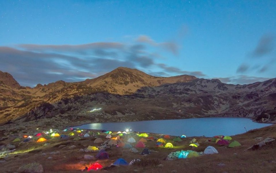 Vacanțele cu cortul în natură cuceresc Europa. Cum a apărut și cum s-a stins moda campingului în România