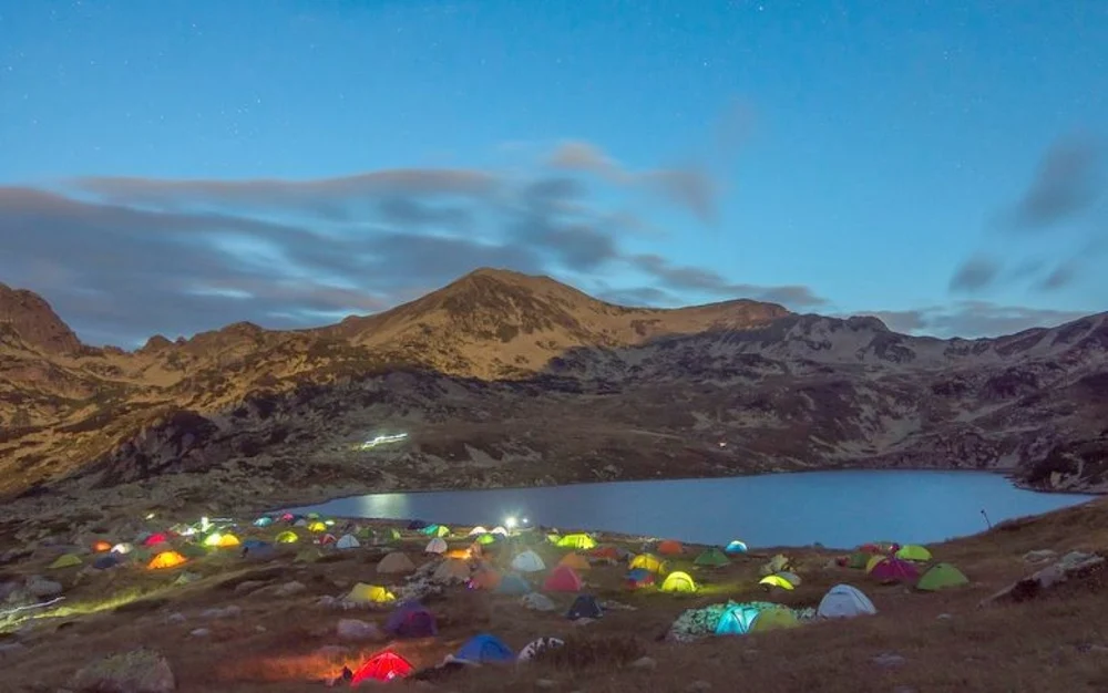 Vacanțele cu cortul în natură cuceresc Europa. Cum a apărut și cum s-a stins moda campingului în România