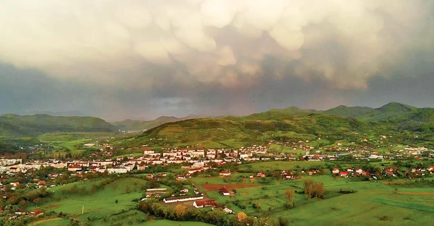 
    O furtună cu grindină a lovit, marţi, mai multe localităţi din Prahova  