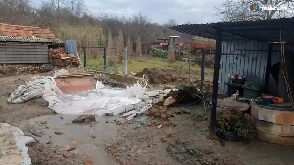 Familie evacuată în Bihor, după ce un puț de apă a fost forat accidental în zona unei acumulări de gaze 