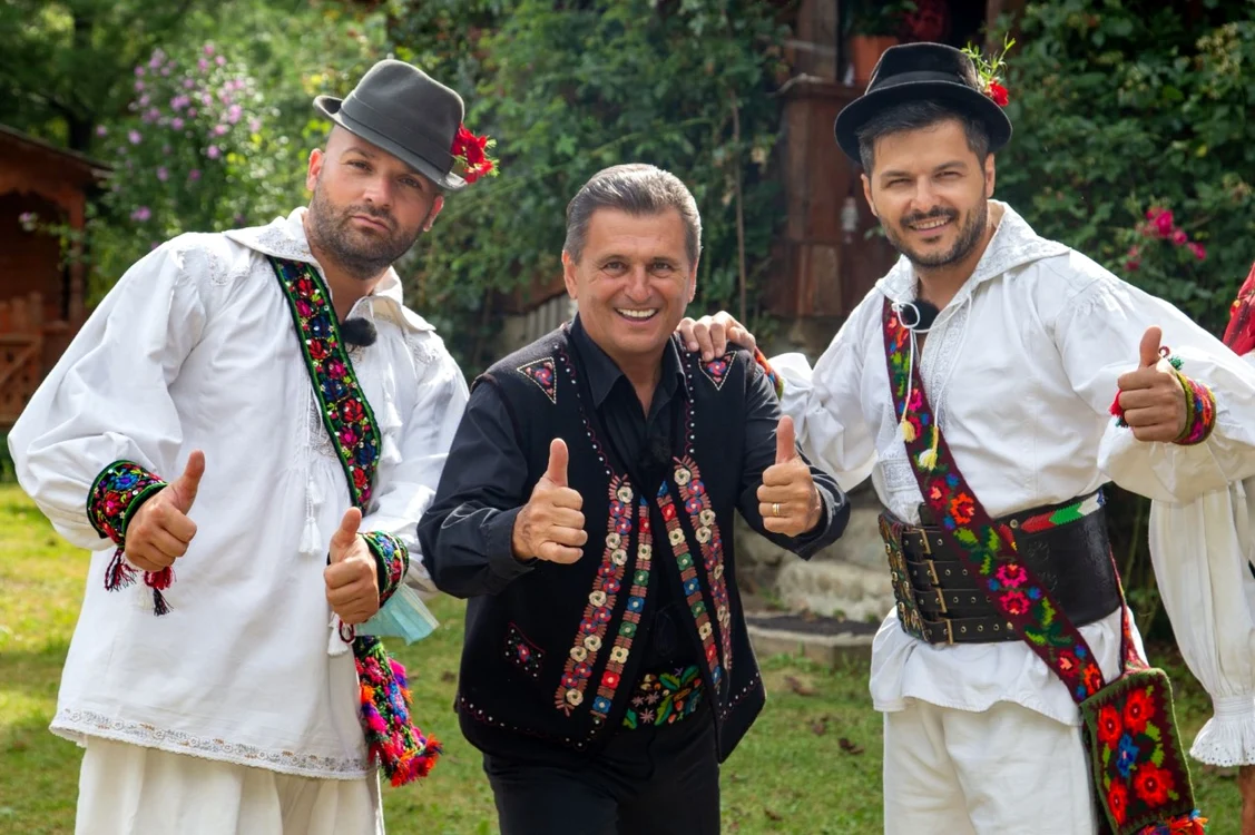Îi este ajutor  lui Nea Marin la reality show-ul lui