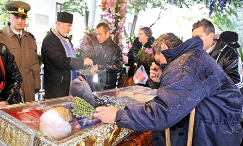 După ore petrecute în frig,  pelerinii s au închinat la  racla Sfintei Parascheva jpeg