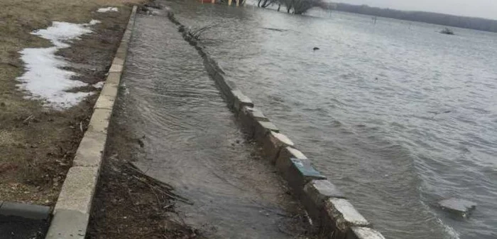 Pista de biciclete este inundată de apele Dunării FOTO A. Mitrache