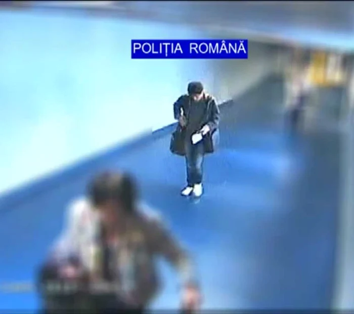 
    Bărbatul a fost surprins de camerele de luat vederi de la Aeroportul Otopeni, în timp ce se îmbarca pentru o cursă către Shanghai  