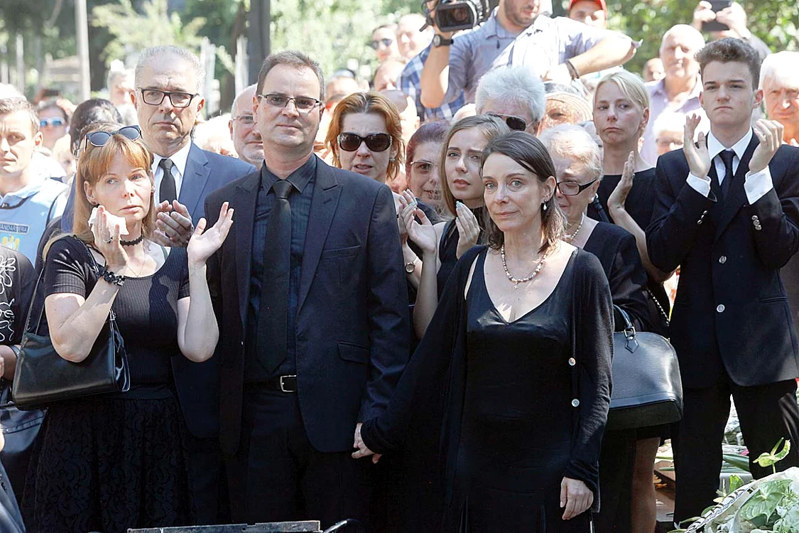 Anamaria, Alexandru și Lamia au fost nedespărțiți la înmormântarea tatălui lor
