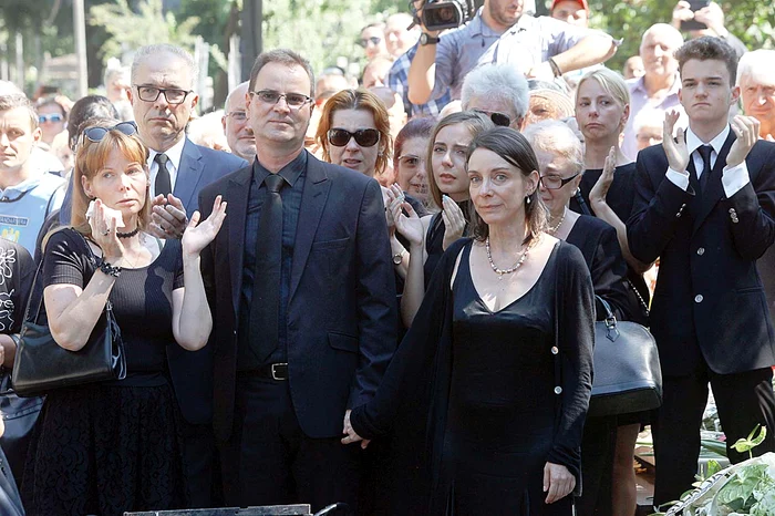 Anamaria, Alexandru și Lamia au fost nedespărțiți la înmormântarea tatălui lor