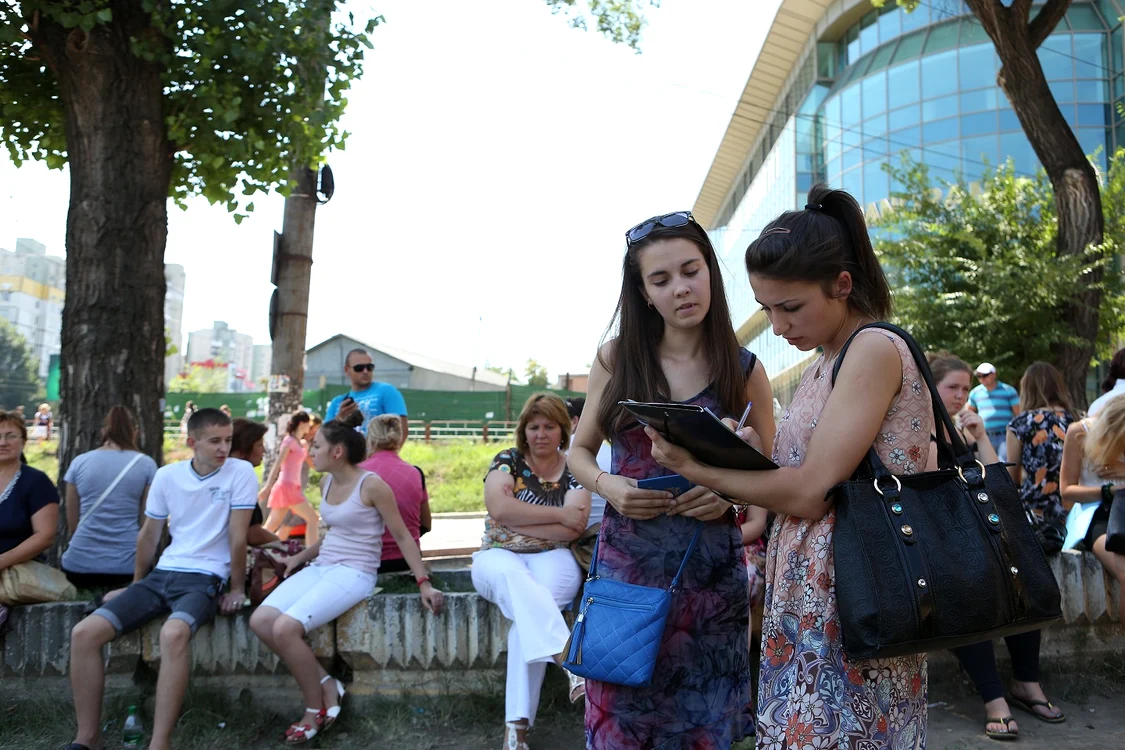Tinerii aşteaptă  la Consulatul României pentru un loc la facultăţile de peste Prut. Foto: Dumitru Goncear