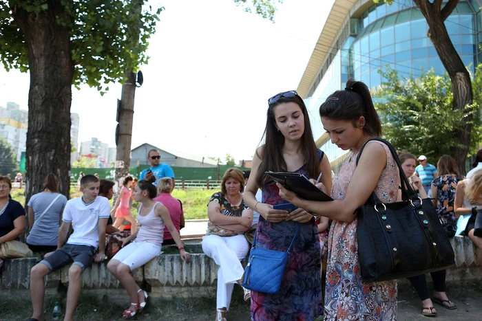 Tinerii aşteaptă la Consulatul României pentru un loc la facultăţile de peste Prut. Foto: Dumitru Goncear