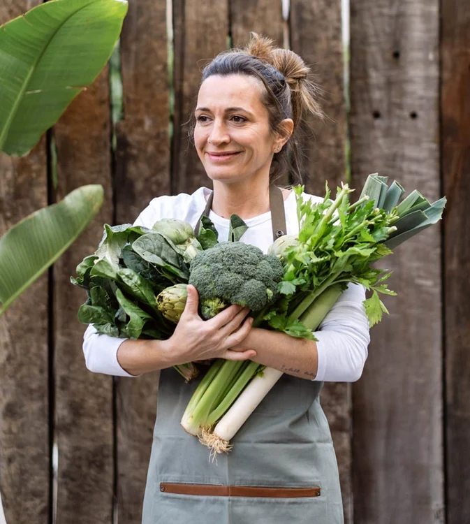 Chef Begoña Rodrigo surâzătoare cu un braț plin de legume Foto Reporter Gourmet