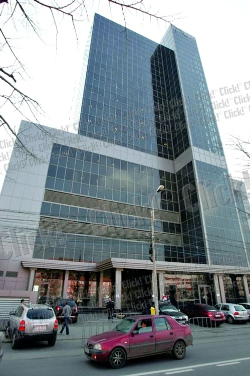 Sediul primăriei  beneficiază de mai multe intrări