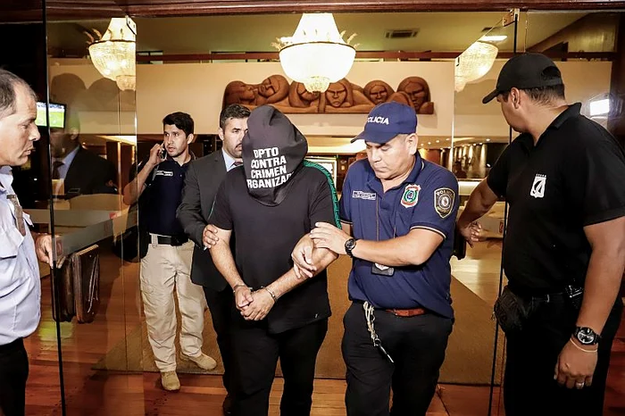 Campion mondial cu Brazilia, în 2020, Ronaldinho a fost scos încătușat din hotel Foto: EPA-EFE