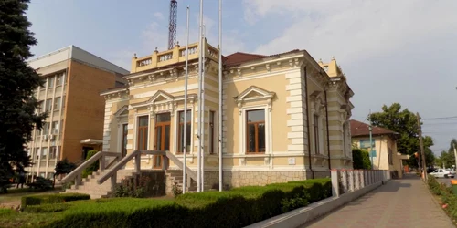 Clădirea în care s-a produs dezmăţul administrativ de la Tecuci. FOTO Costel Crângan