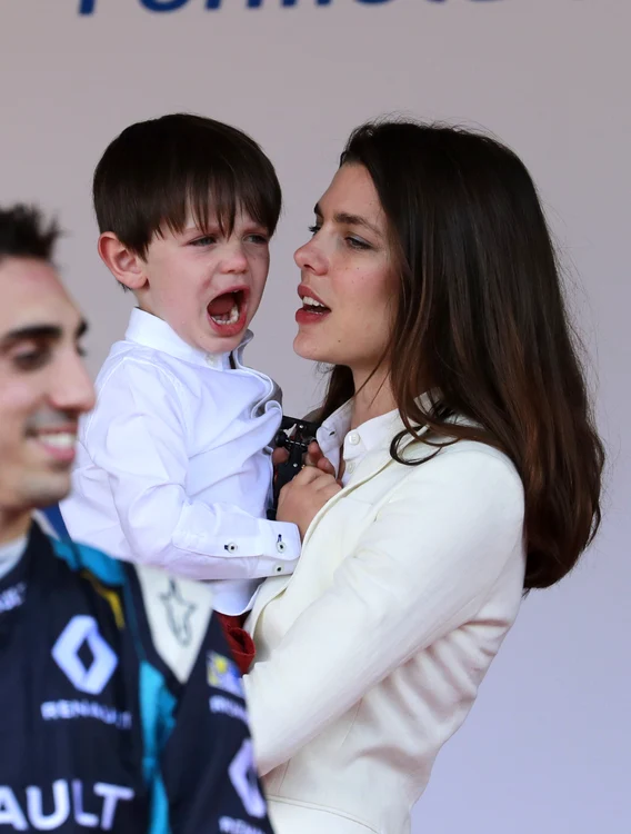 No credit BI Le prince Albert II de Monaco remet les prix du Grand Prix de Formule E à Monaco en présence Charlotte Casiraghi et son fils Raphaël jpeg