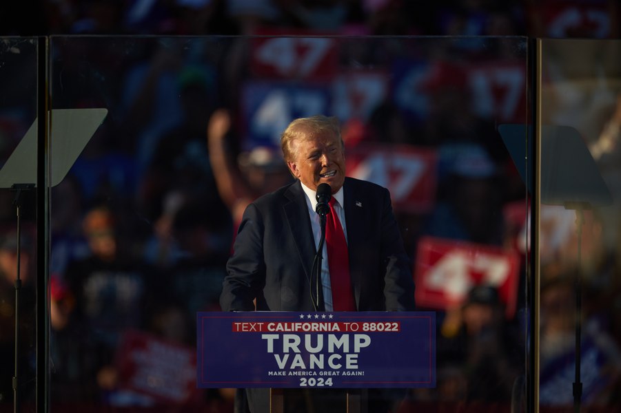 După ce a alimentat teorii ale conspirației despre votul prin corespondență, Trump își îndeamnă susținătorii să voteze astfel în număr cât mai mare